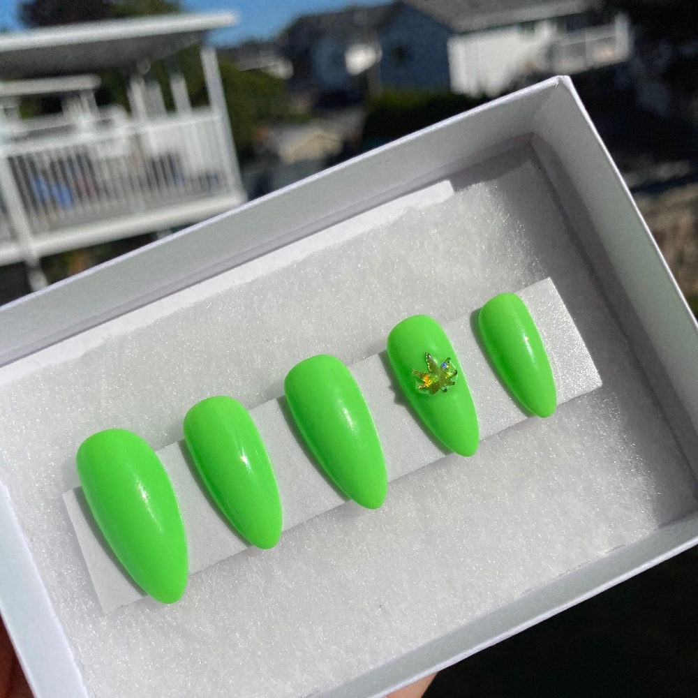 420 LUXURY PRESS ON NAILS